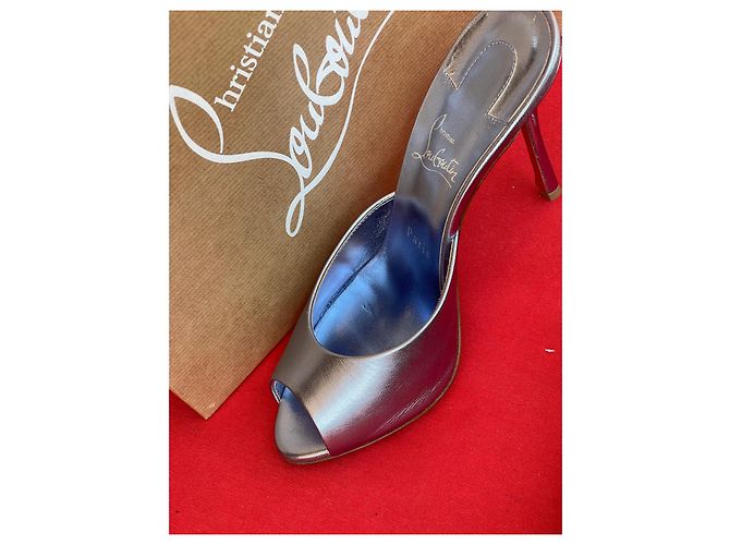 Christian Louboutin Sandali Me Dolly con suola rossa metallizzata color argento - vista 10