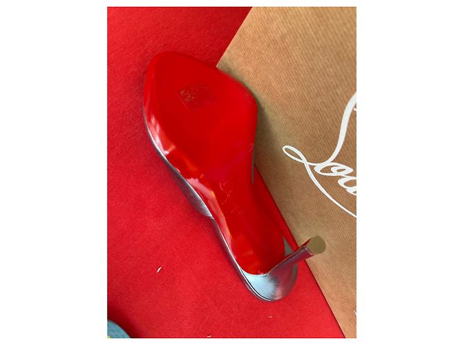 Christian Louboutin Sandali Me Dolly con suola rossa metallizzata color argento - vista 13