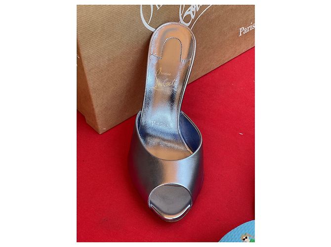 Christian Louboutin Sandali Me Dolly con suola rossa metallizzata color argento - vista 14