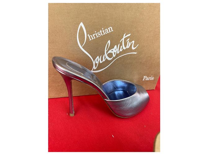 Christian Louboutin Sandali Me Dolly con suola rossa metallizzata color argento - vista 2