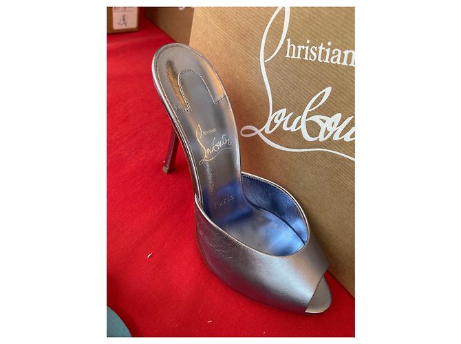 Christian Louboutin Sandali Me Dolly con suola rossa metallizzata color argento - vista 3