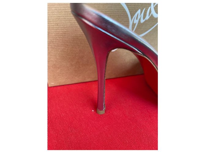 Christian Louboutin Sandali Me Dolly con suola rossa metallizzata color argento - vista 4