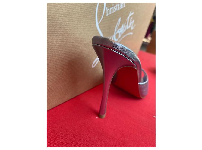 Christian Louboutin Sandali Me Dolly con suola rossa metallizzata color argento - vista 5