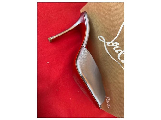 Christian Louboutin Sandali Me Dolly con suola rossa metallizzata color argento - vista 7