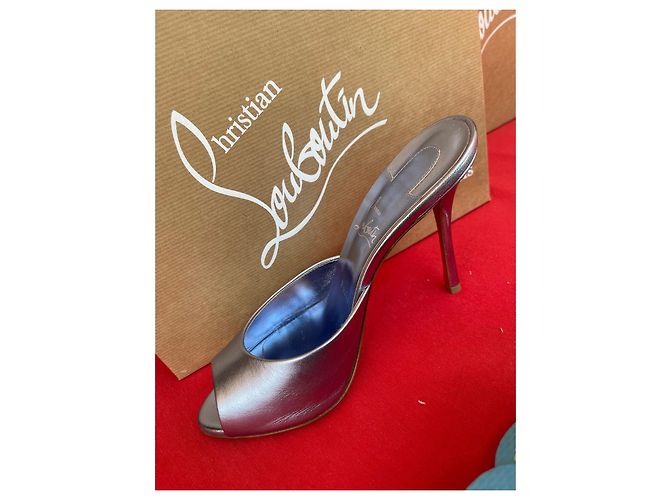 Christian Louboutin Sandali Me Dolly con suola rossa metallizzata color argento - vista 8