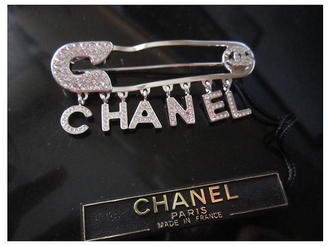 Spilla Chanel in metallo argentato Argento - vista 2