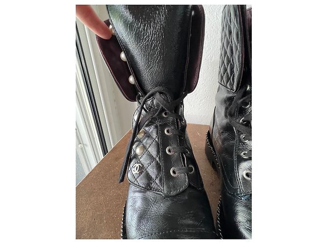 Stivaletti Chanel in pelle d'agnello nera con perle e velluto Nero - vista 2