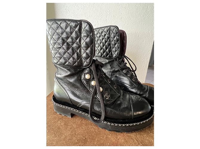 Stivaletti Chanel in pelle d'agnello nera con perle e velluto Nero - vista 3