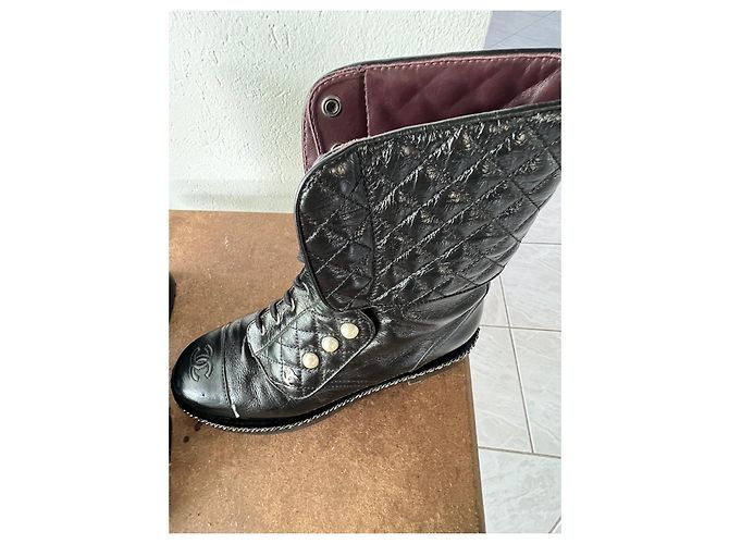 Stivaletti Chanel in pelle d'agnello nera con perle e velluto Nero - vista 5