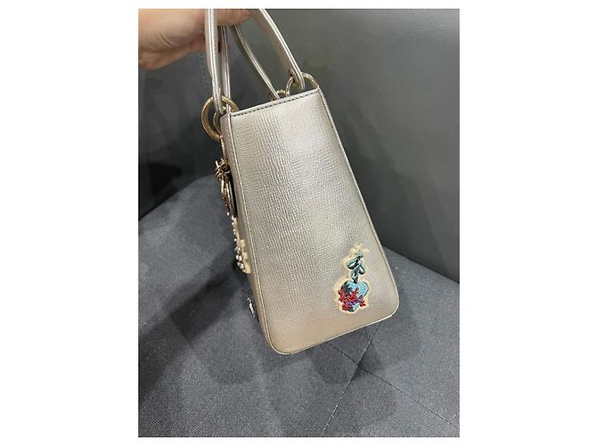 Limited Patch verzierte Lady Dior Handtasche Größe M Silber Hardware - Ansicht 10