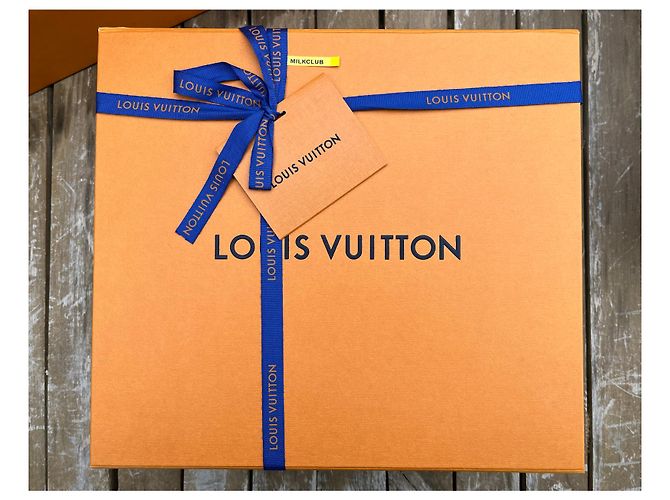 Louis Vuitton Louis Monogramme Porcelain Mug White - view 8