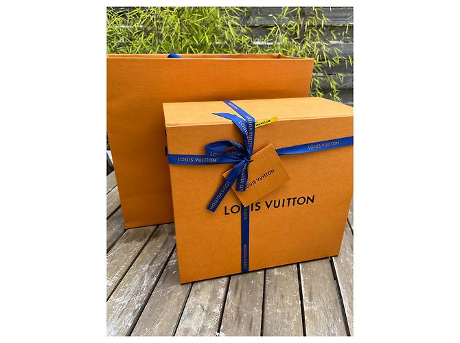 Louis Vuitton Louis Monogramme Porcelain Mug White - view 9