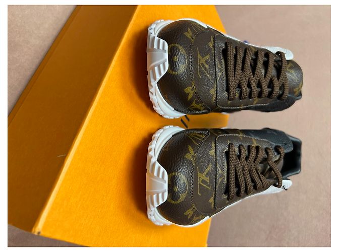 Louis Vuitton Nuove scarpe da ginnastica LV Run Away Multicolore - vista 7