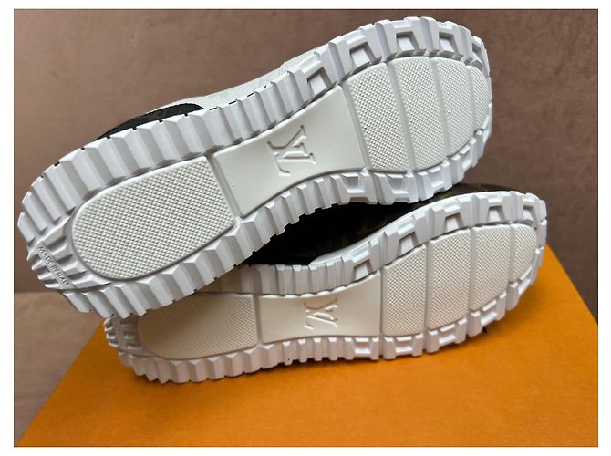 Louis Vuitton Nuove scarpe da ginnastica LV Run Away Multicolore - vista 10