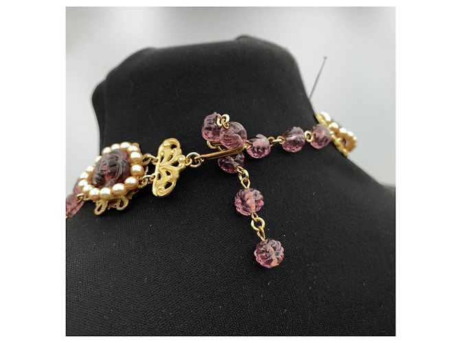 Stanley Hagler Collana Bavaglino in resina viola con rose e perle Beige - vista 4