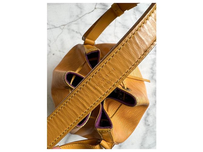Borsa Louis Vuitton Noe in Pelle Epi Gialla Giallo - vista 11