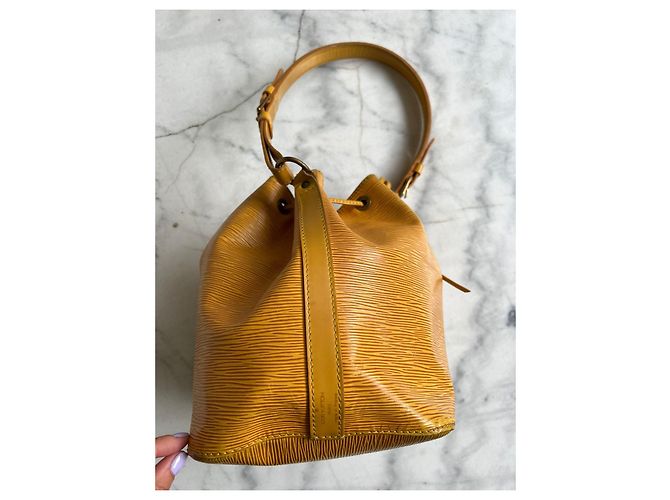 Borsa Louis Vuitton Noe in Pelle Epi Gialla Giallo - vista 3