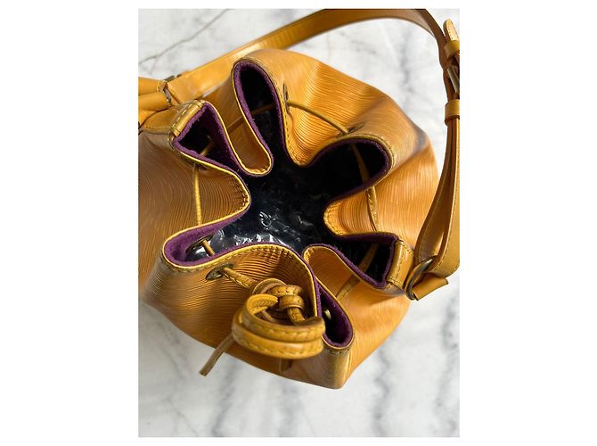 Borsa Louis Vuitton Noe in Pelle Epi Gialla Giallo - vista 5