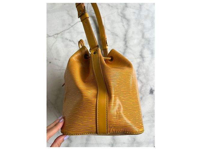 Borsa Louis Vuitton Noe in Pelle Epi Gialla Giallo - vista 6