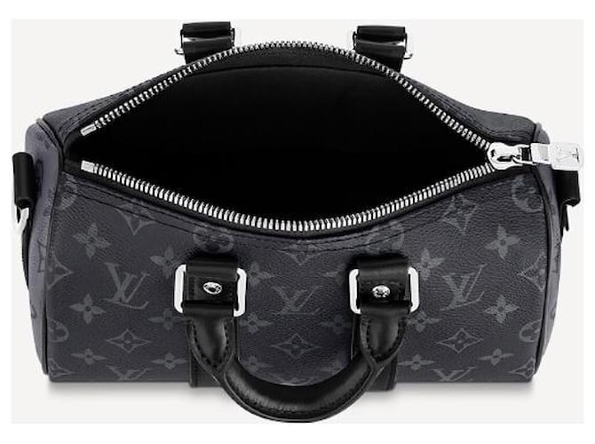 Abbesses Louis Vuitton LV Keepall 25 monogramma eclissi Nero - vista 3