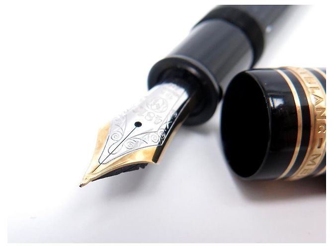 PENNA MEISTERSTUCK MONTBLANC PIUMA 149 d'oro 115384 IN RESINA NERA CON PISTONE Nero - vista 2