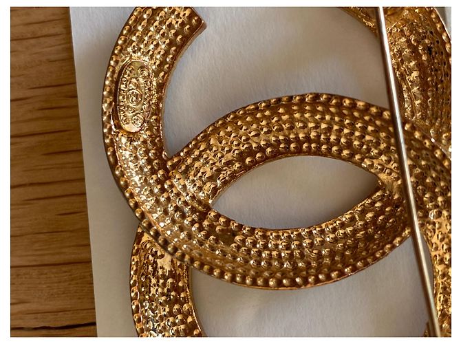 Cambon Spilla Chanel CC in metallo dorato e smalto D'oro Verde Bordò Gold hardware - vista 4
