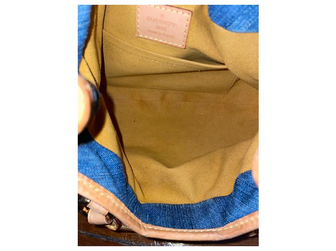 Borsa a mano Louis Vuitton Pleaty in denim blu - vista 4