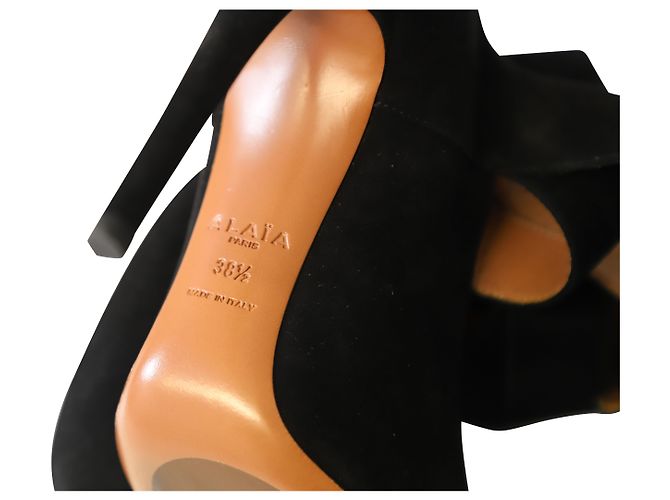 Alaïa Alaia Cross Strap Pumps aus schwarzem Wildleder - Ansicht 6