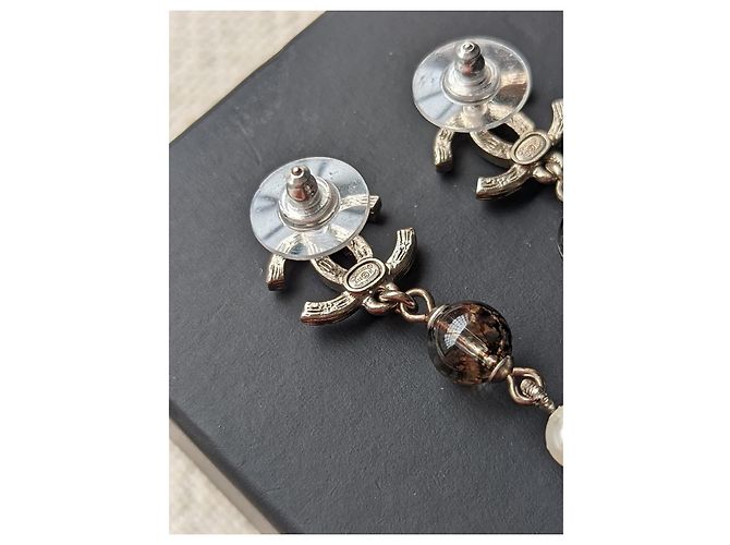 Chanel CC A19Logo K Orecchini pendenti lunghi pendenti con perle in cristallo D'oro - vista 10