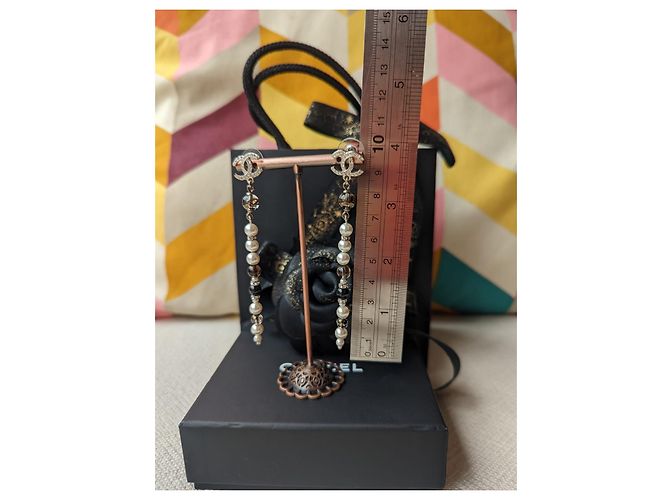 Chanel CC A19Logo K Orecchini pendenti lunghi pendenti con perle in cristallo D'oro - vista 14
