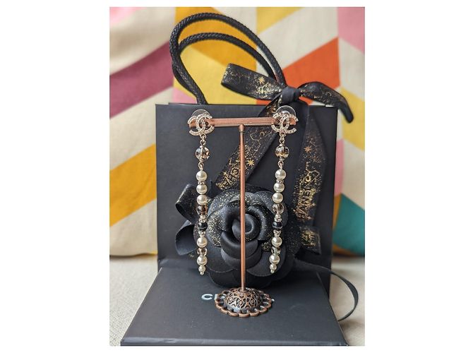 Chanel CC A19Logo K Orecchini pendenti lunghi pendenti con perle in cristallo D'oro - vista 15
