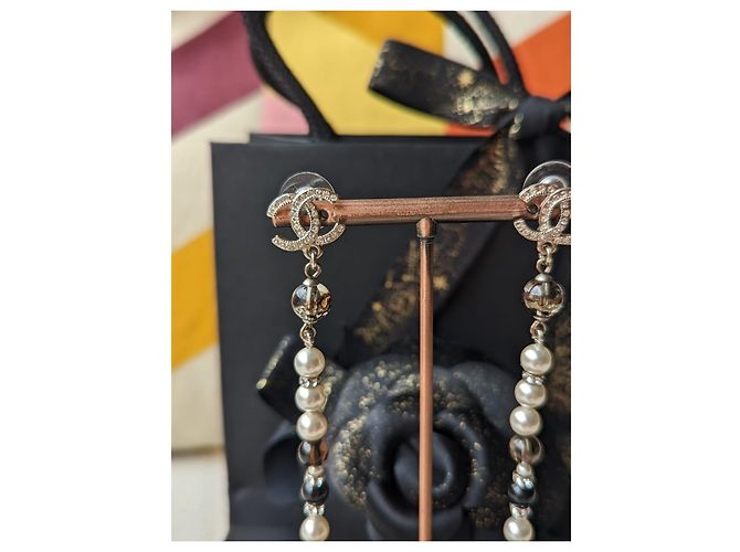 Chanel CC A19Logo K Orecchini pendenti lunghi pendenti con perle in cristallo D'oro - vista 16