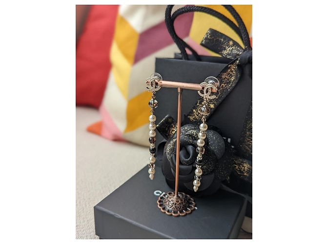 Chanel CC A19Logo K Orecchini pendenti lunghi pendenti con perle in cristallo D'oro - vista 17