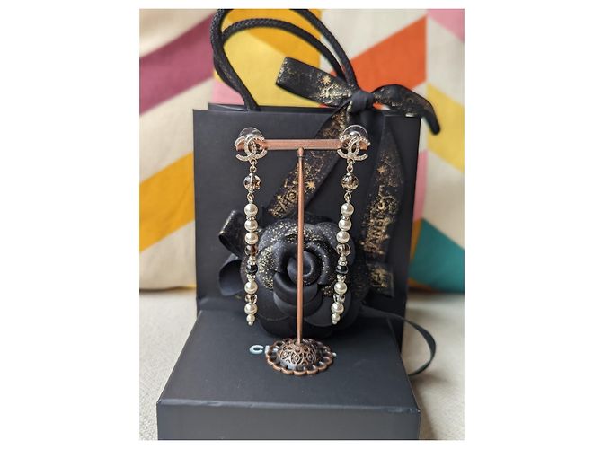 Chanel CC A19Logo K Orecchini pendenti lunghi pendenti con perle in cristallo D'oro - vista 2