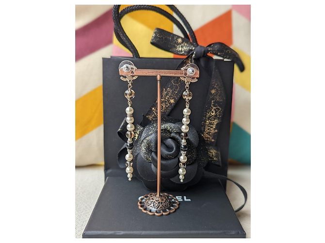 Chanel CC A19Logo K Orecchini pendenti lunghi pendenti con perle in cristallo D'oro - vista 3