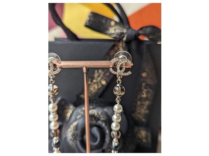 Chanel CC A19Logo K Orecchini pendenti lunghi pendenti con perle in cristallo D'oro - vista 4