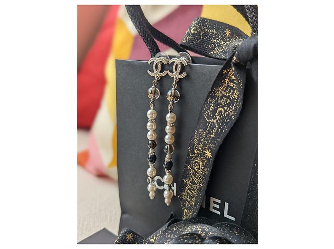 Chanel CC A19Logo K Orecchini pendenti lunghi pendenti con perle in cristallo D'oro - vista 5