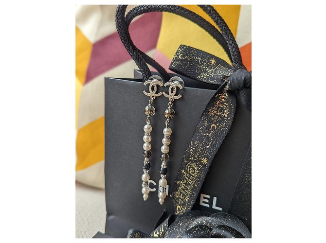 Chanel CC A19Logo K Orecchini pendenti lunghi pendenti con perle in cristallo D'oro - vista 6