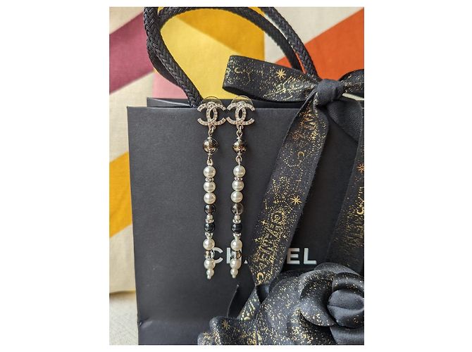 Chanel CC A19Logo K Orecchini pendenti lunghi pendenti con perle in cristallo D'oro - vista 7