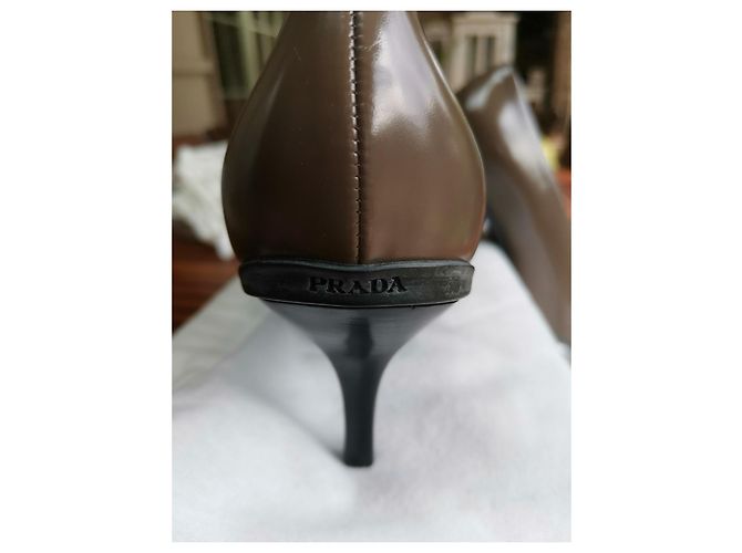 Décolleté Prada in pelle marrone taglia 38 - vista 2