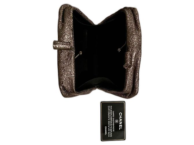 Pochette Chanel in pelle con leone di Mosca Grigio antracite - vista 2