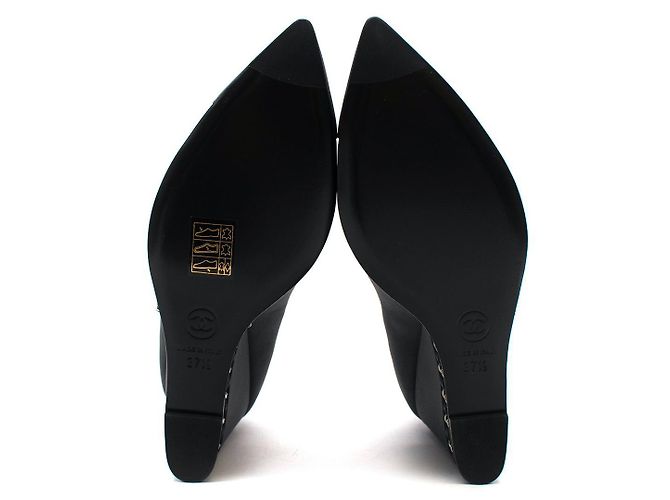 Chanel Zapatos de salón de piel negra mate con tacón de cuña Negro - vista 7
