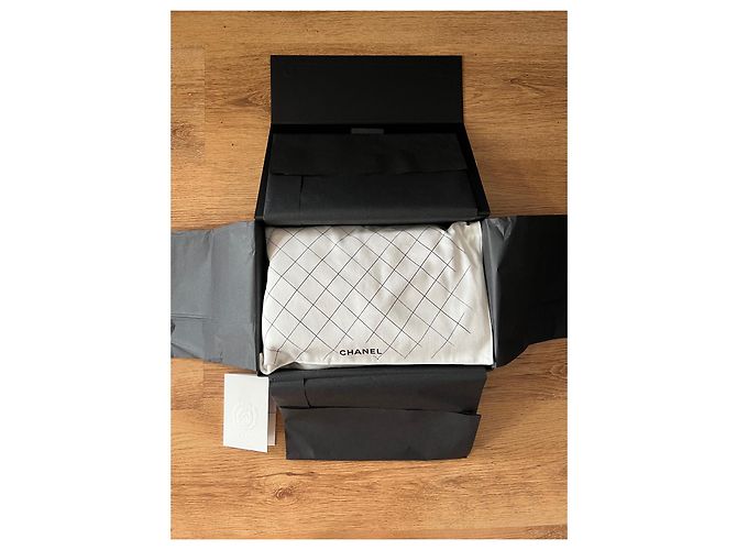 Borsa Chanel 2.55 in pelle nera increspata metallo argento Nero - vista 2