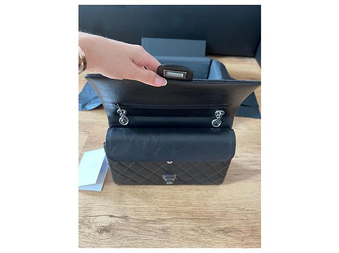 Borsa Chanel 2.55 in pelle nera increspata metallo argento Nero - vista 6
