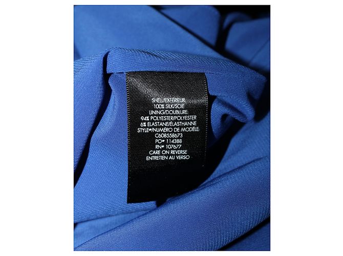 Alice + Olivia Cassidy – Minikleid mit Bindeausschnitt aus blauer Seide - Ansicht 5