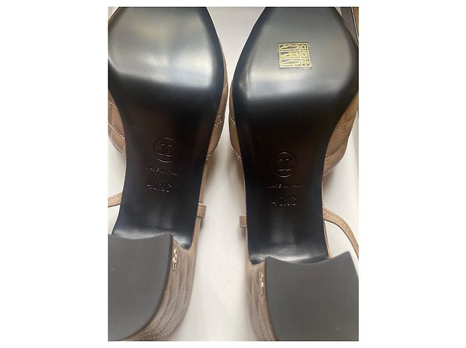 Chanel slingback acolchoado Bege - vista 6