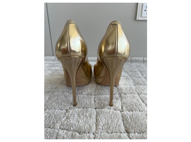 Décolleté Jimmy Choo in vernice dorata D'oro - vista 2