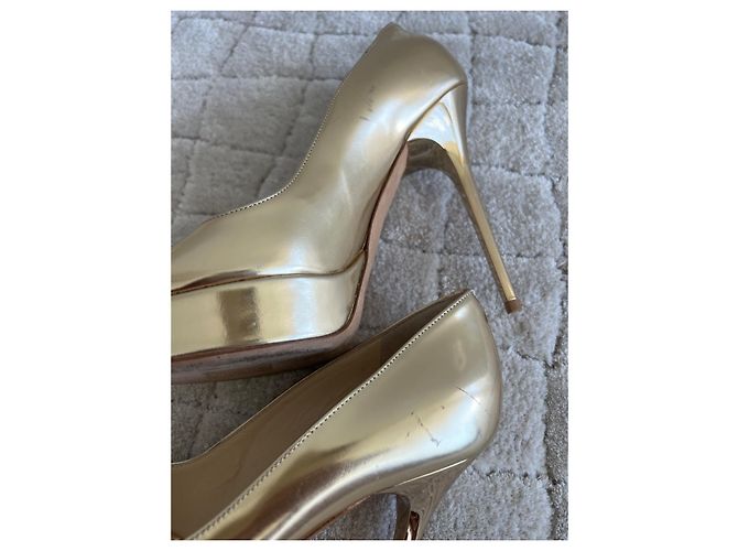 Décolleté Jimmy Choo in vernice dorata D'oro - vista 3