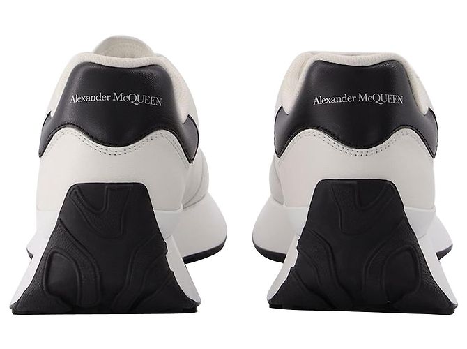 Alexander Mcqueen Sneakers in Pelle Nera e Bianca - vista 3