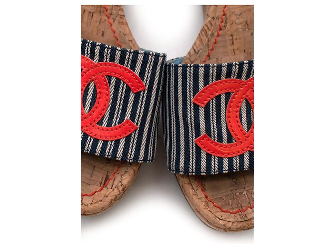 Chanel Sandali con zeppa CC in tela a righe blu corallo Marrone Beige - vista 8